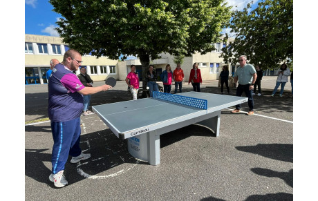 Une table extérieure pour l'école primaire